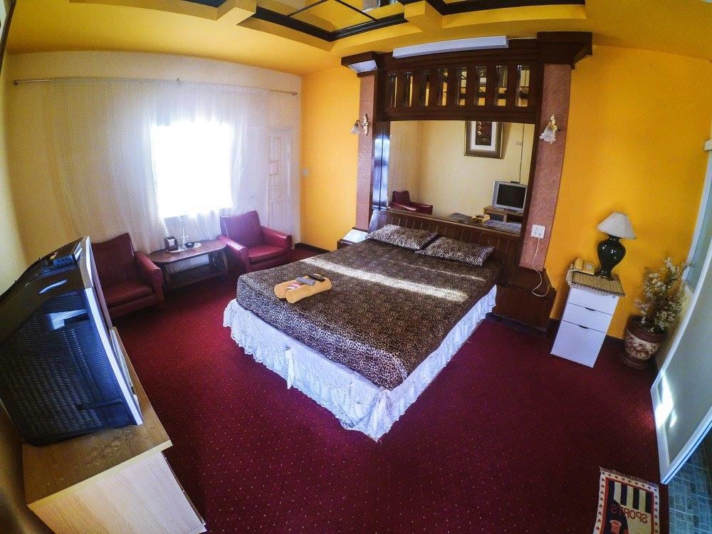 Diane Hotel Phetchaburi Bagian luar foto