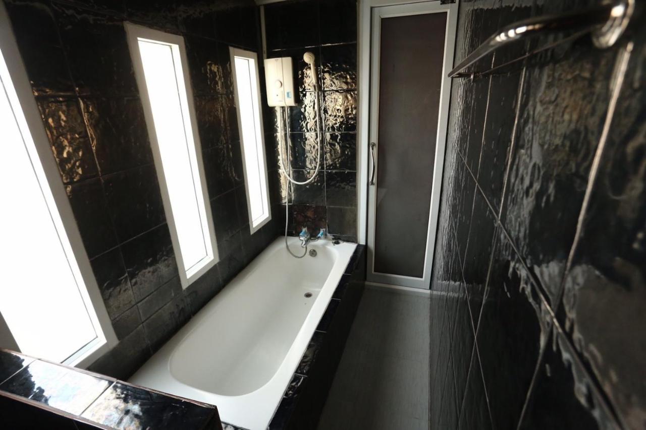Diane Hotel Phetchaburi Bagian luar foto