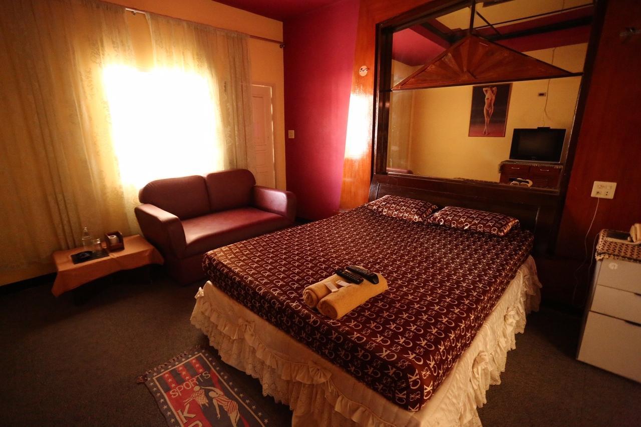 Diane Hotel Phetchaburi Bagian luar foto