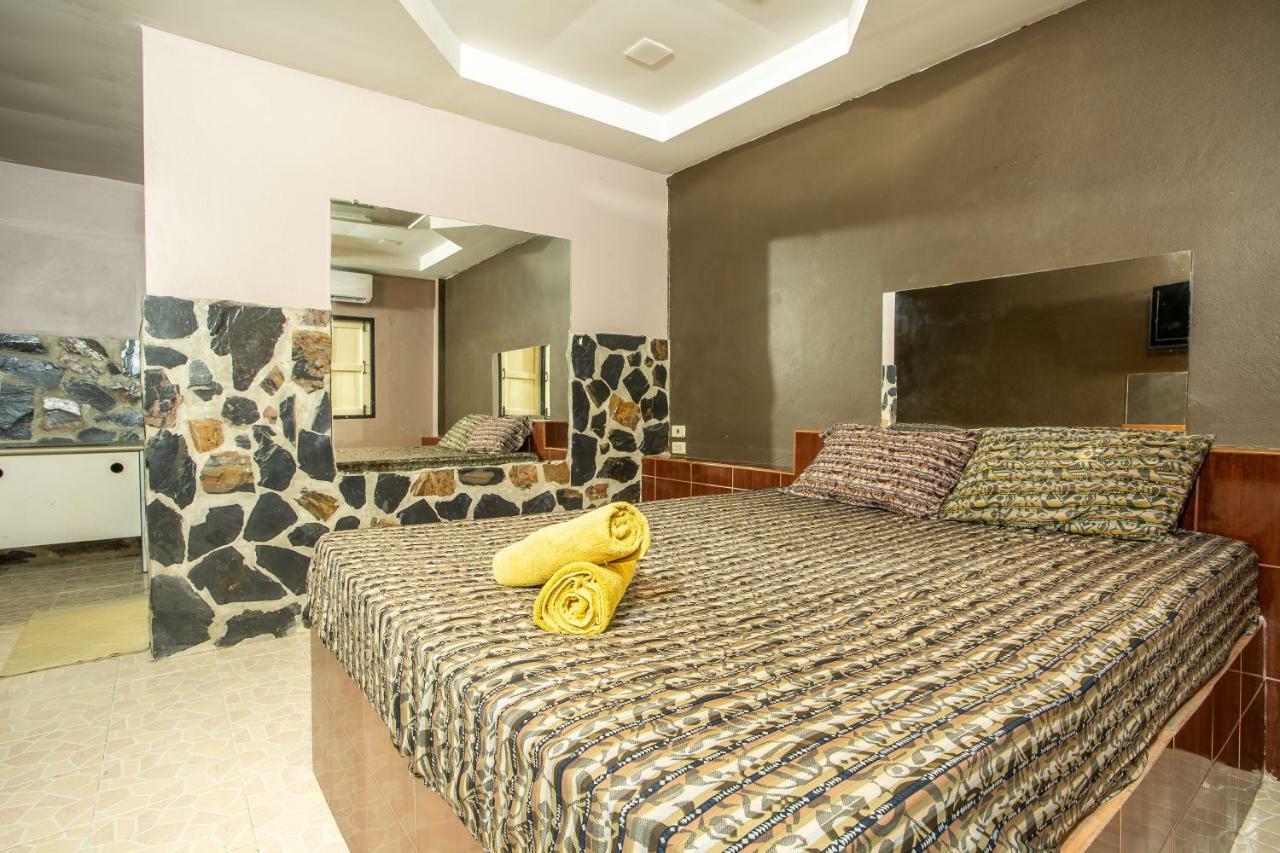 Diane Hotel Phetchaburi Bagian luar foto